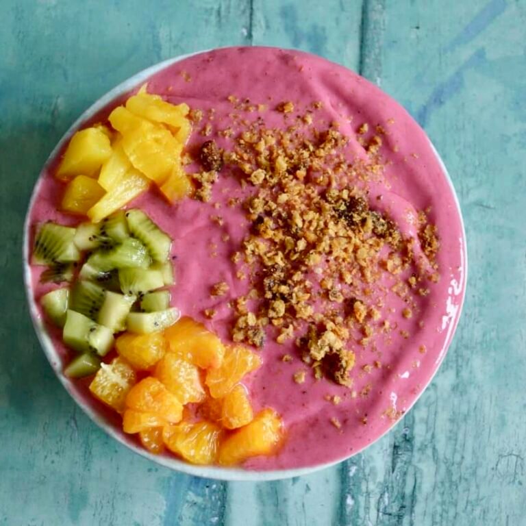 raspberry ginger smoothie bowl