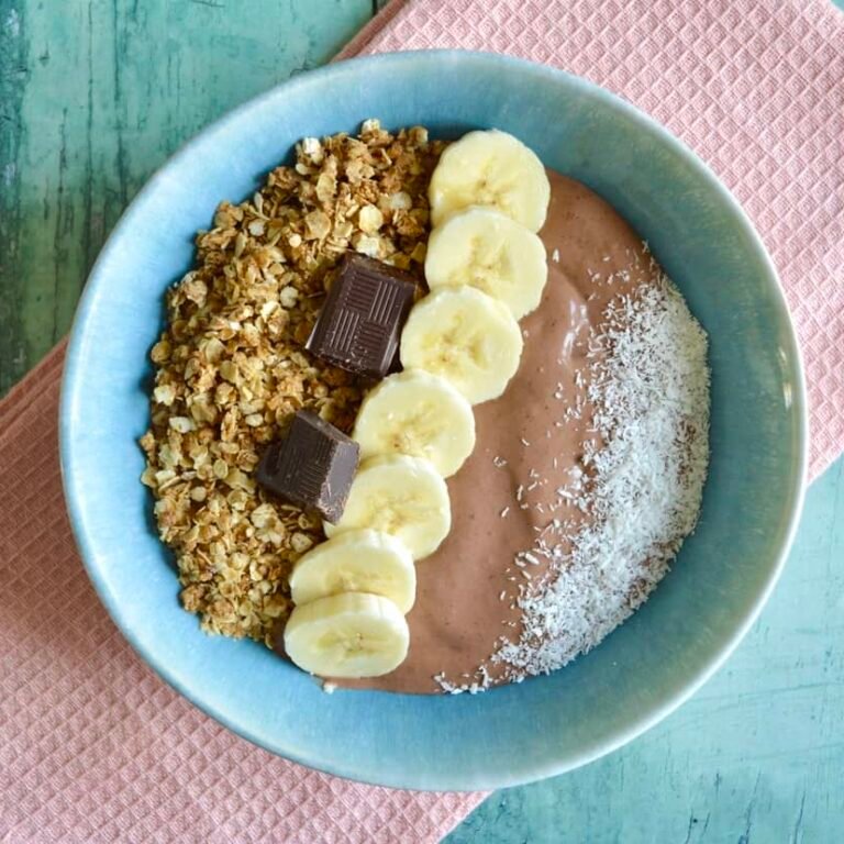 chocolate coconut smoothie bowl 1
