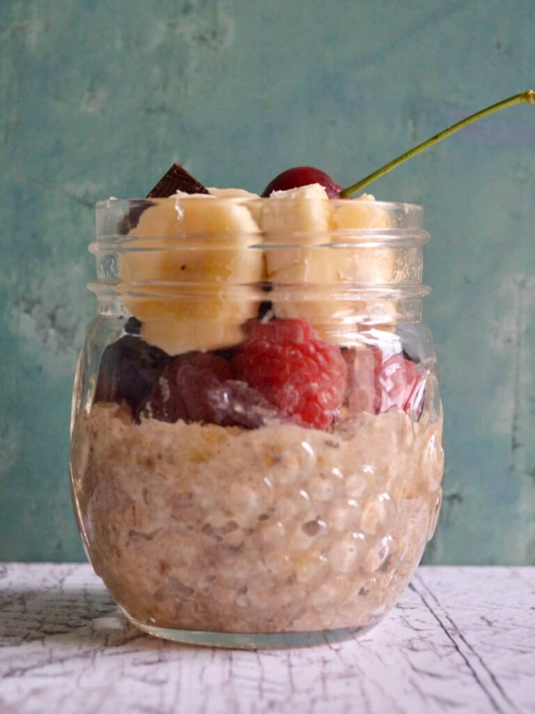 banana split overnight oats