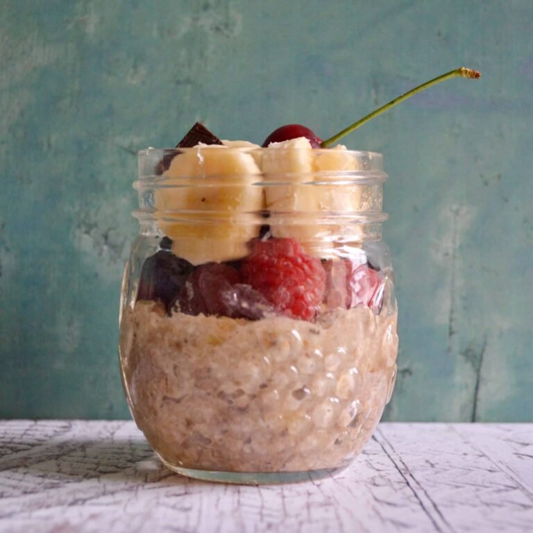banana split overnight oats