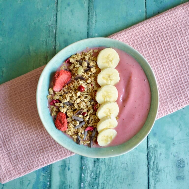 banana strawberry smoothie bowl