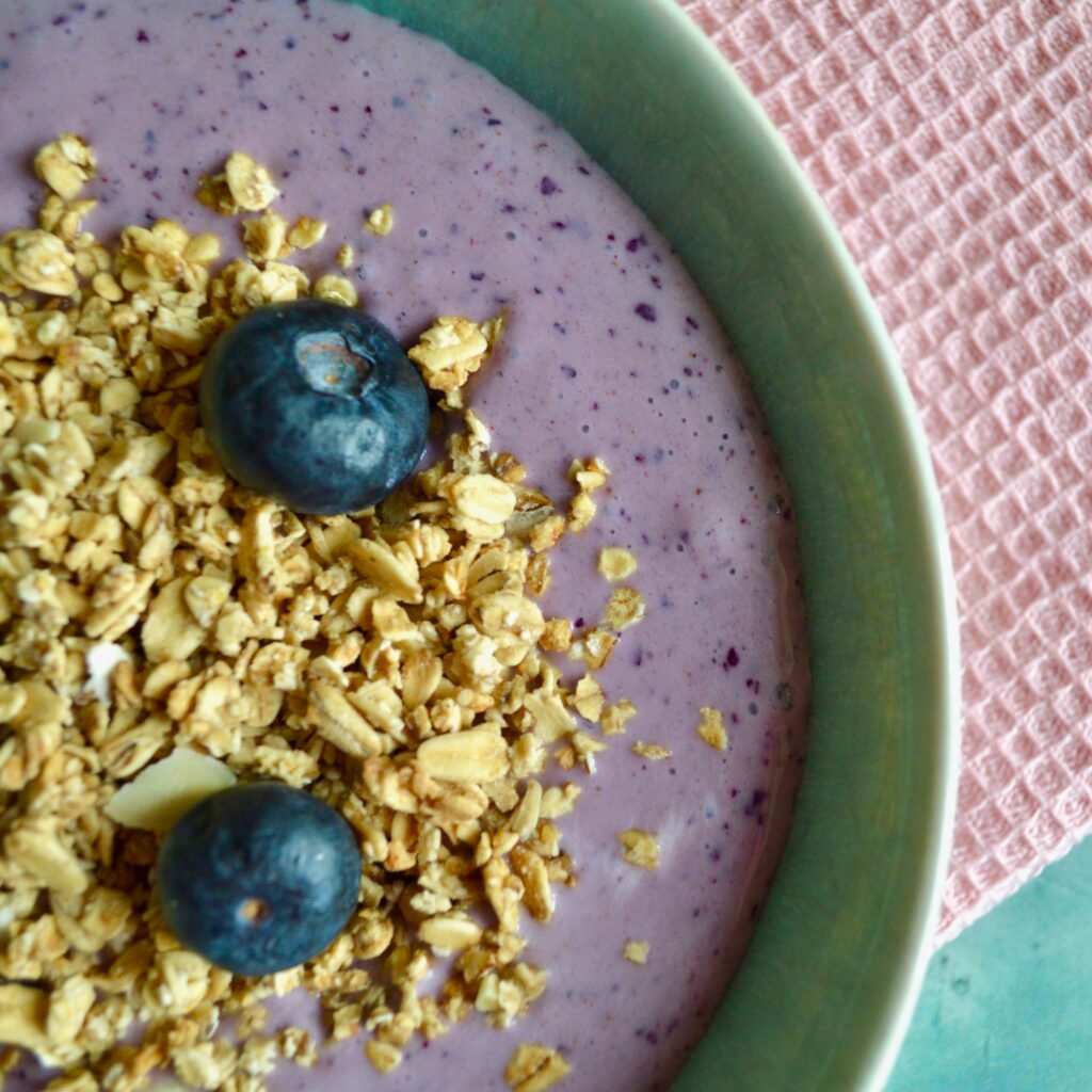 banana blueberry smoothie bowl