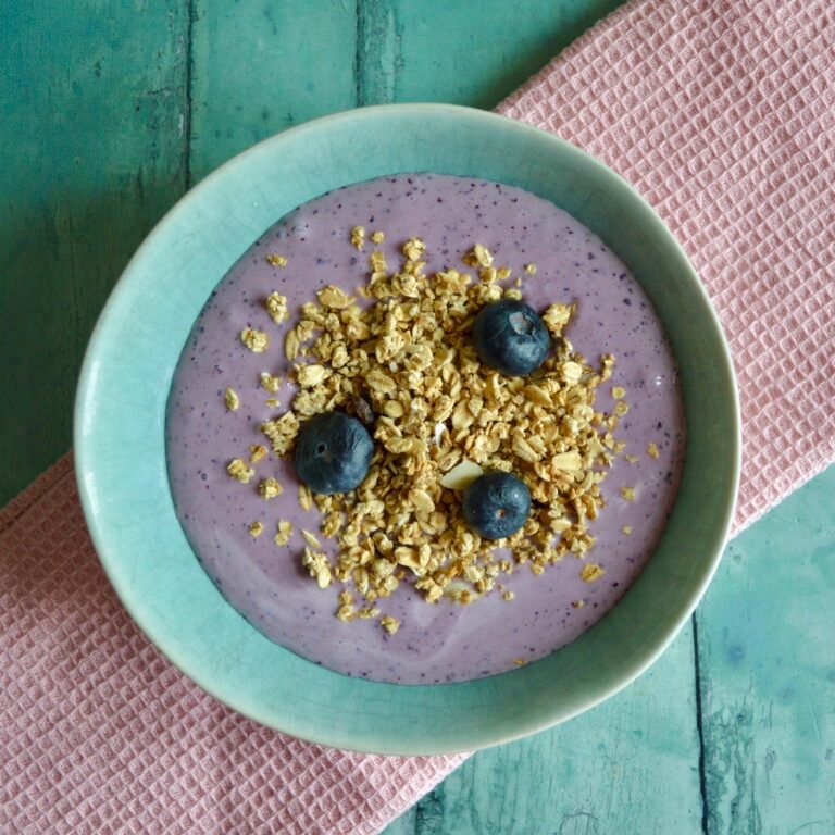 banana blueberry smoothie bowl